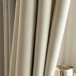 Double rideau en beige crème, idéal pour assombrir les pièces