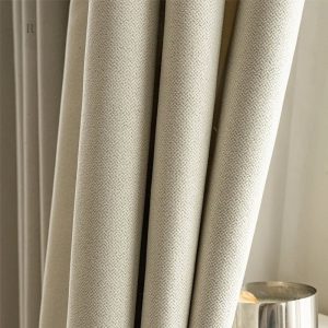 Double rideau en beige crème, idéal pour assombrir les pièces