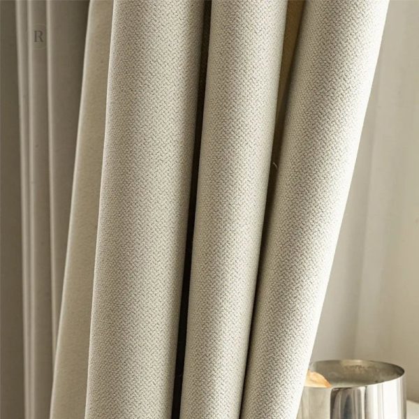 Double rideau en beige crème, idéal pour assombrir les pièces