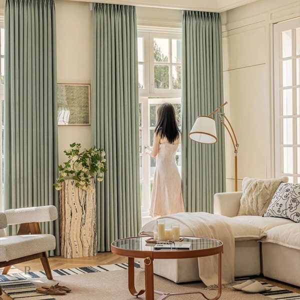 Variété de rideau vert sauge offrant une ambiance apaisante et moderne