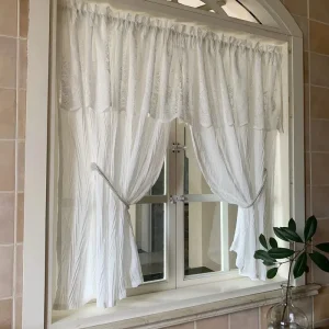 Rideau en tissu blanc, idéal pour la décoration