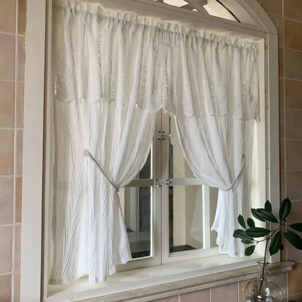 Rideau en tissu blanc, idéal pour la décoration