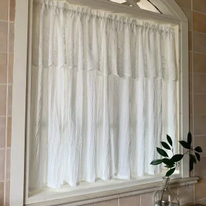 Voilage moderne en blanc, style épuré