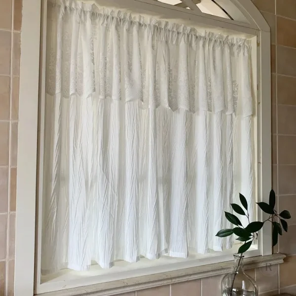 Voilage moderne en blanc, style épuré