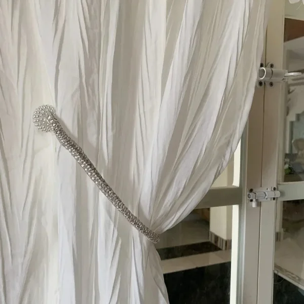 Rideaux blancs doubles pour un effet flottant