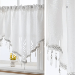 Petit rideau blanc ancien en style classique