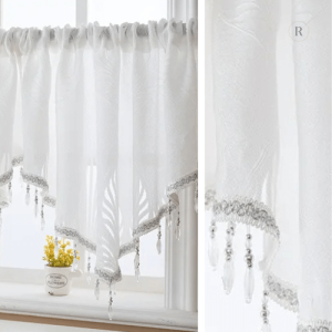 Petit rideau blanc ancien en style classique