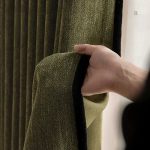 Rideau vert à la texture douce, parfait pour la lumière