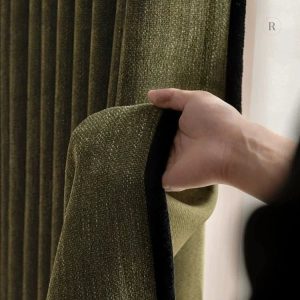 Rideau vert à la texture douce, parfait pour la lumière