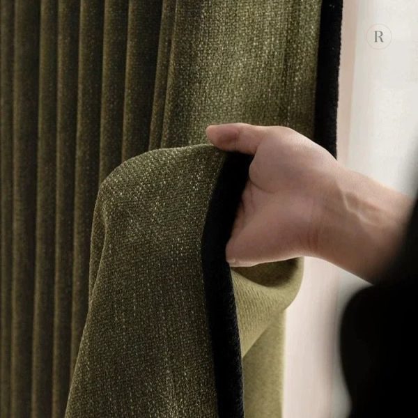 Rideau vert à la texture douce, parfait pour la lumière