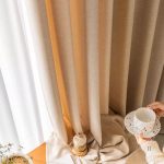 Rideau beige au design chiné pour un style moderne