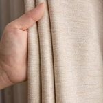 Rideau stylé en beige, idéal pour fenêtre ou porte