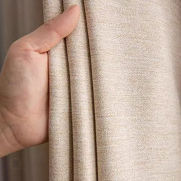 Rideau stylé en beige, idéal pour fenêtre ou porte