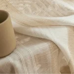 Rideau léger beige à motifs délicats