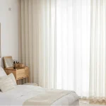 Rideau en tissu beige pour un style moderne