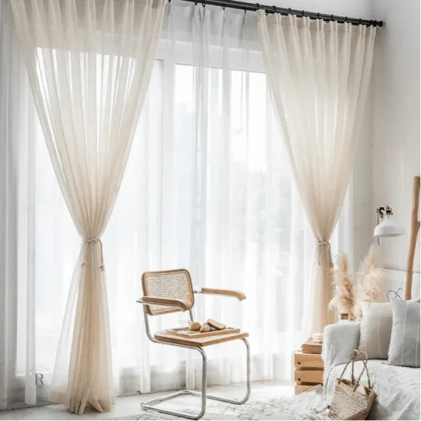 Voilage beige doux offrant une ambiance chaleureuse