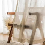 Rideau léger beige, idéal pour un look minimaliste