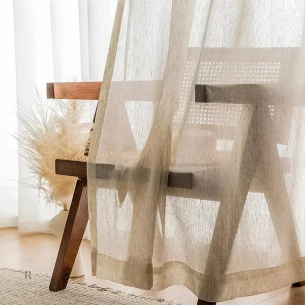 Rideau léger beige, idéal pour un look minimaliste