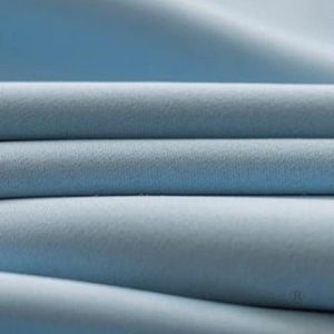 Accessoire déco : rideau bleu ciel pour ambiance douce et sereine