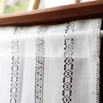 Rideau écru macramé, solution esthétique pour cuisines