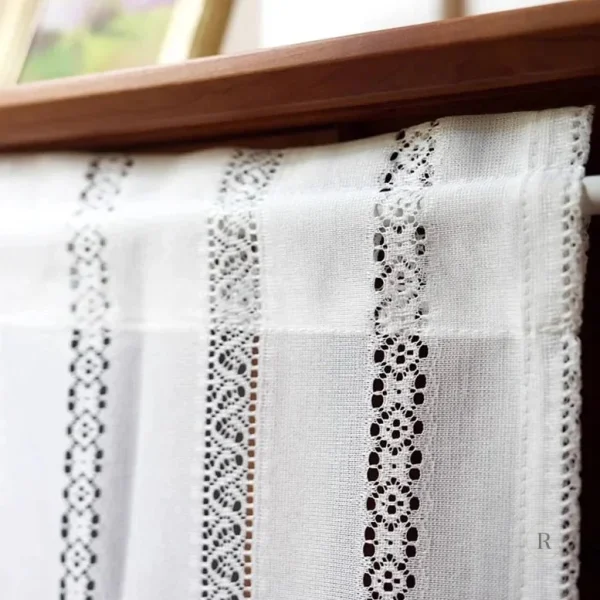 Rideau écru macramé, solution esthétique pour cuisines
