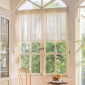 Voilage beige décoratif avec motifs élégants