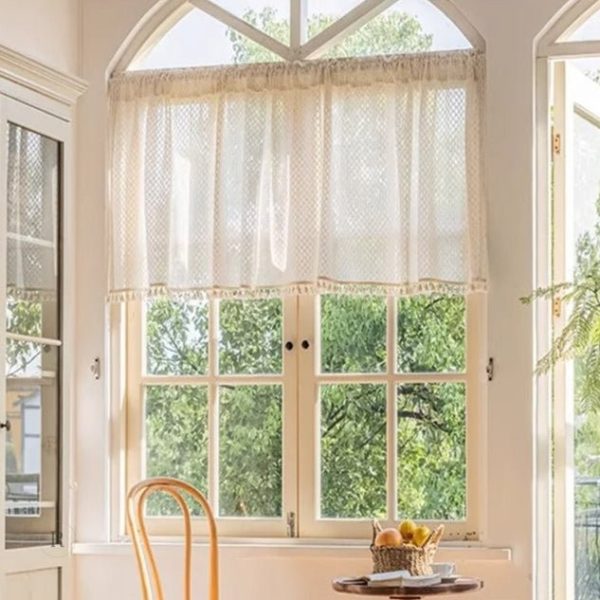 Voilage beige décoratif avec motifs élégants