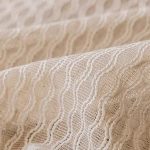 Motif sobre sur voilage beige pour intérieur