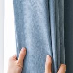 Rideau bleu, motif chevron, style moderne et élégant