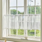 Rideau court en tissu blanc, parfait pour une décoration moderne