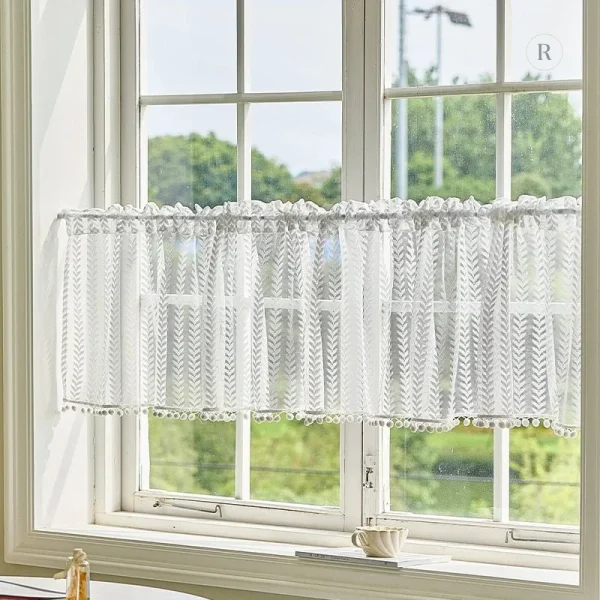 Rideau court en tissu blanc, parfait pour une décoration moderne