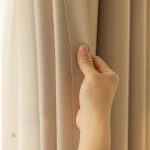 Rideau beige idéal pour tamiser la lumière