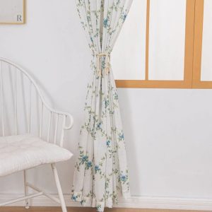 Rideau léger avec motif fleuri en bleu
