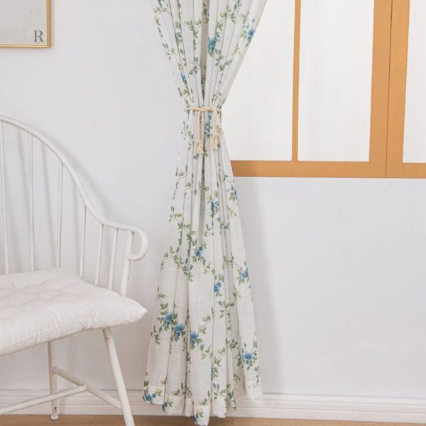 Rideau léger avec motif fleuri en bleu