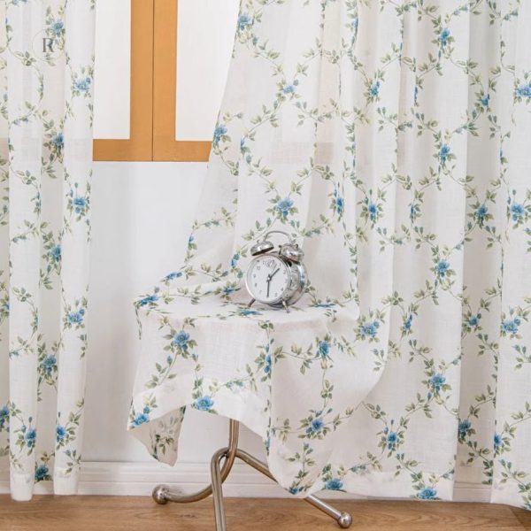 Tissu voilage bleu avec design floral