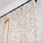 Design floral lumineux sur fond jaune