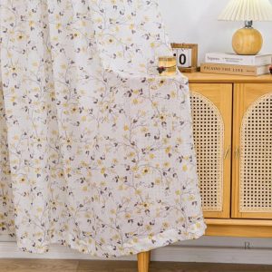 Élégant rideau à fleurs jaunes pour un intérieur stylé