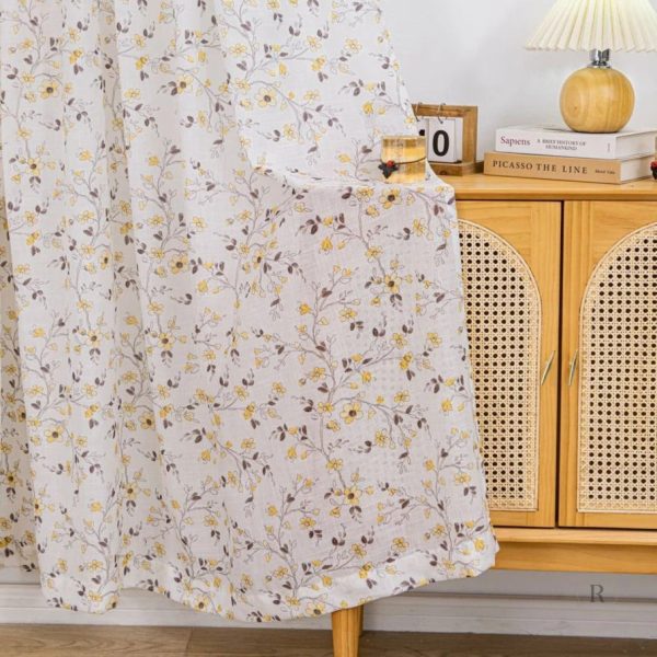 Élégant rideau à fleurs jaunes pour un intérieur stylé