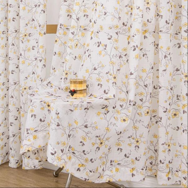 Rideau en tissu jaune avec motifs floraux