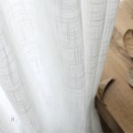 Voilage délicat en lin, apportant fraîcheur et style