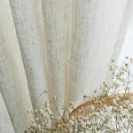Tissu en lin beige pour un style naturel et aéré