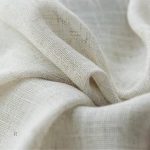 Rideau décoratif beige clair, parfait pour filtrer la lumière