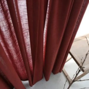 Rideau en lin, nuance rouge, parfait pour filtrer la lumière naturelle