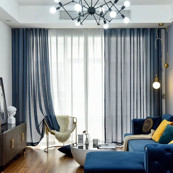 Voilage léger bleu marine avec motifs stylisés