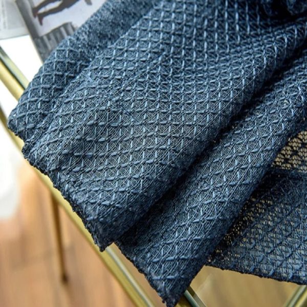Rideau bleu marine à motifs, idéal pour le salon