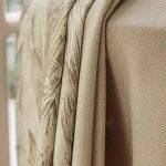 Décoration intérieure : rideau beige à motifs subtils