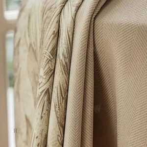 Décoration intérieure : rideau beige à motifs subtils