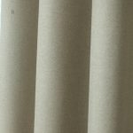 Rideau beige offrant une protection contre la lumière extérieure