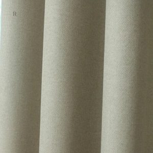 Rideau beige offrant une protection contre la lumière extérieure
