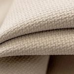 Rideau beige en tissu tressé, idéal pour filtrer la lumière